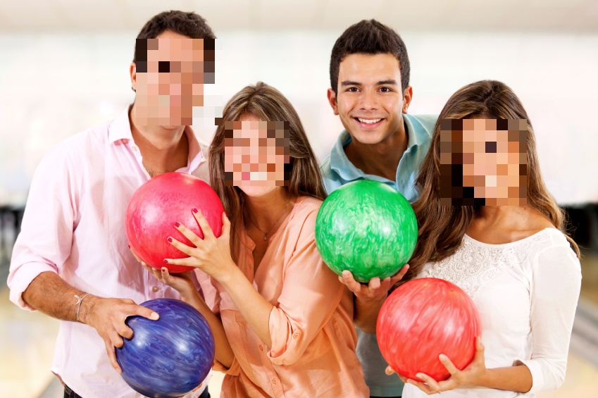 Un groupe de personne dont le visage a été pixelisé tenant des boules de bowling.
