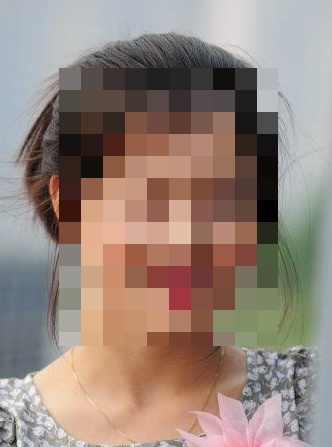 Exemple de l'effet pixelisation sur une image: Belle jeune femme dont le visage est pixelisé.