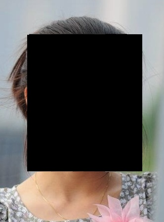 Exemple de l'effet de censure sur une image: Belle jeune femme dont le visage est censuré.